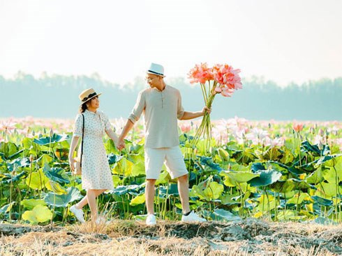 Đã lùng ra địa chỉ cánh đồng sen rộng bát ngát tại An Giang: Thiên đường sống ảo là đây chứ đâu nữa!