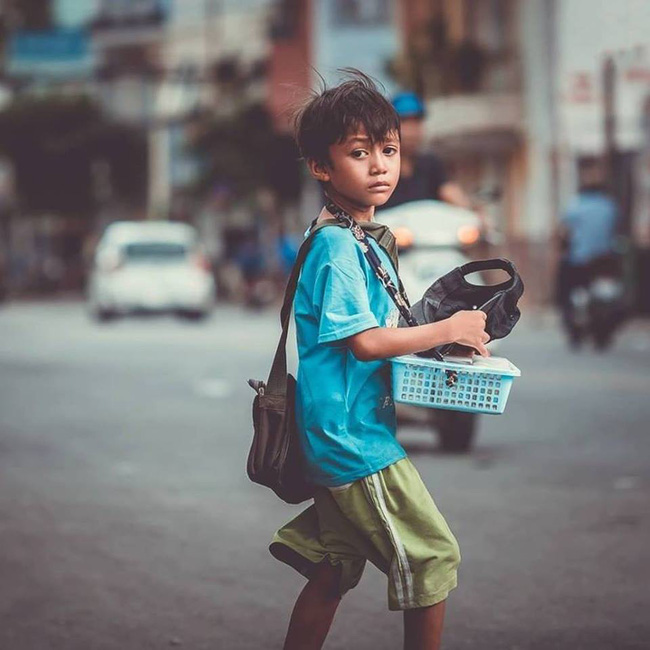 Cậu bé bán vé số lạc quan, 3 hộp xôi đậu giá 10 ngàn và câu chuyện về tính hào sảng của người Sài Gòn-1