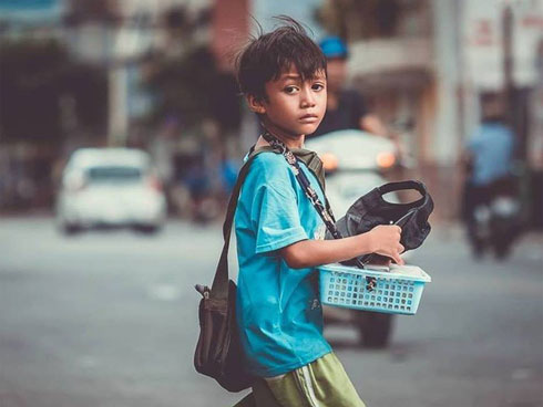 La cà sau tan học, bé trai lớp 1 úp mặt xuống ruộng, ảnh đời thường gây ngỡ ngàng-6
