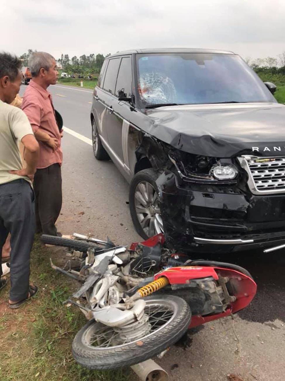 Hưng Yên: Chồng tử vong, vợ nguy kịch sau khi va chạm với xe Range Rover-3