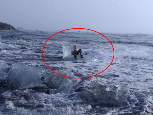 Khoảnh khắc thót tim: Bất chấp cảnh báo, cặp đôi vô tư chụp ảnh trên vách đá rồi bị sóng đánh sấp mặt, chới với dưới nước kêu cứu-7