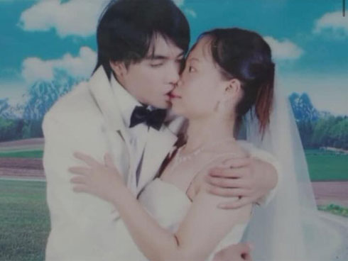 Phì cười trước tấm ảnh cưới thảm họa của thời đại, dân tình đồn: Chắc thợ ảnh là người yêu cũ-1