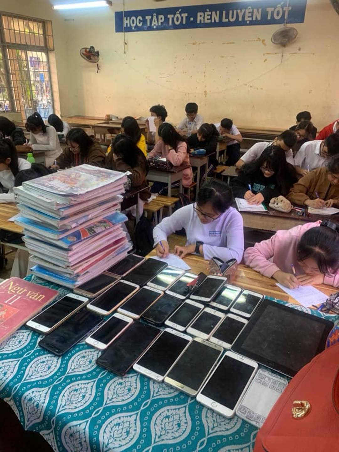 Nhờ cách làm bá đạo này, giáo viên đã khiến đám học trò bất lực trong việc quay cóp!-2