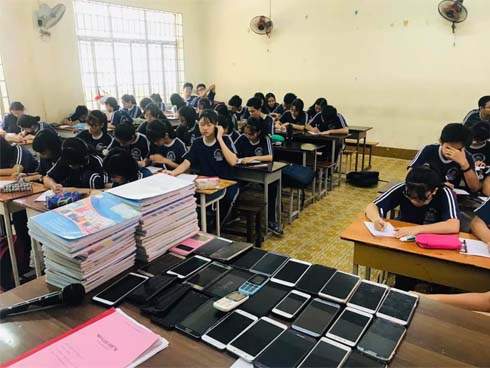 Thêm 1 màn ra đề IQ vô cực của thầy cô, 4 mã đề chỉ khác nhau 1 dấu chấm khiến học trò khóc thét-3