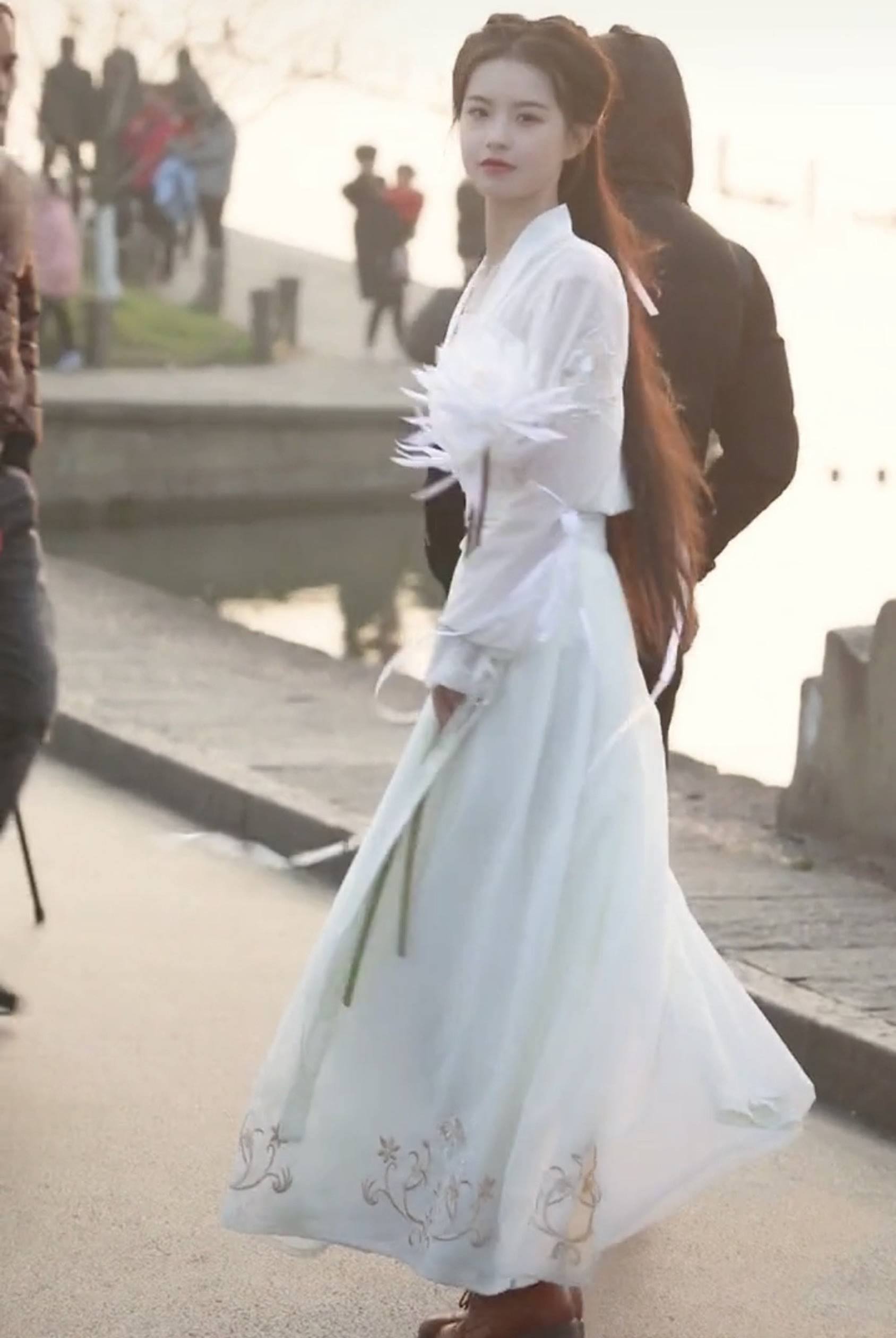 Xuất hiện nữ sinh với khí chất băng thanh ngọc khiết y hệt Tiểu Long Nữ, bước ra từ trường thi nghệ thuật-1