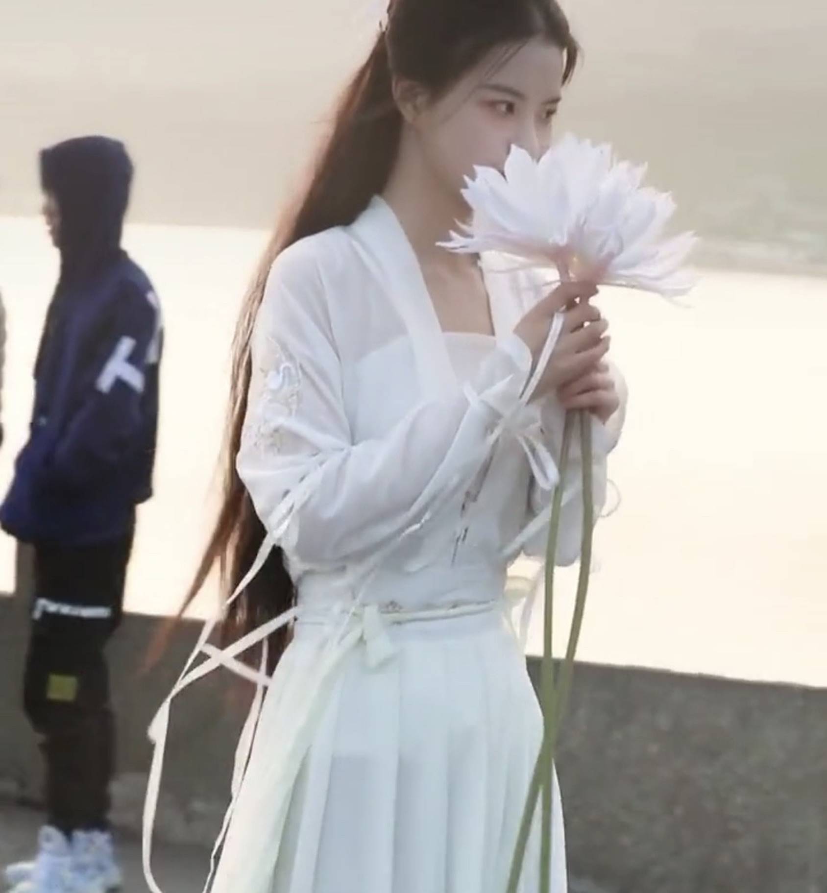 Xuất hiện nữ sinh với khí chất băng thanh ngọc khiết y hệt Tiểu Long Nữ, bước ra từ trường thi nghệ thuật-3