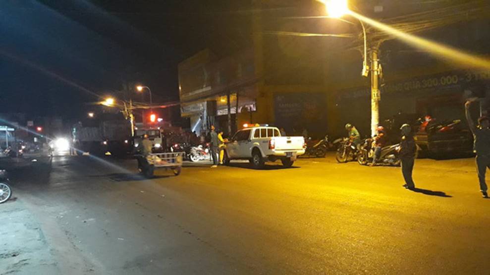 TP. HCM: Người dân bàng hoàng khi thấy nam thanh niên đi bộ lao vào xe ben tự tử-1