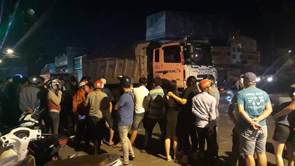 TP. HCM: Người dân bàng hoàng khi thấy nam thanh niên đi bộ lao vào xe ben tự tử-2