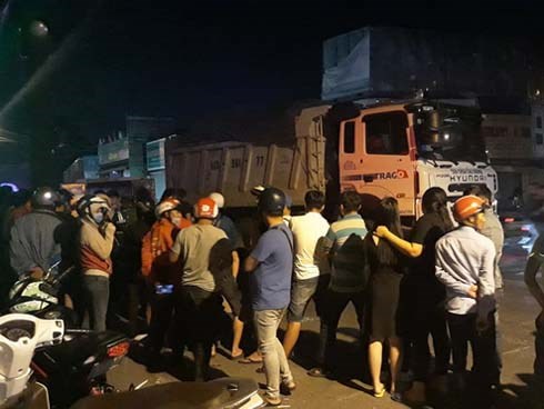 TP. HCM: Người dân bàng hoàng khi thấy nam thanh niên đi bộ lao vào xe ben tự tử