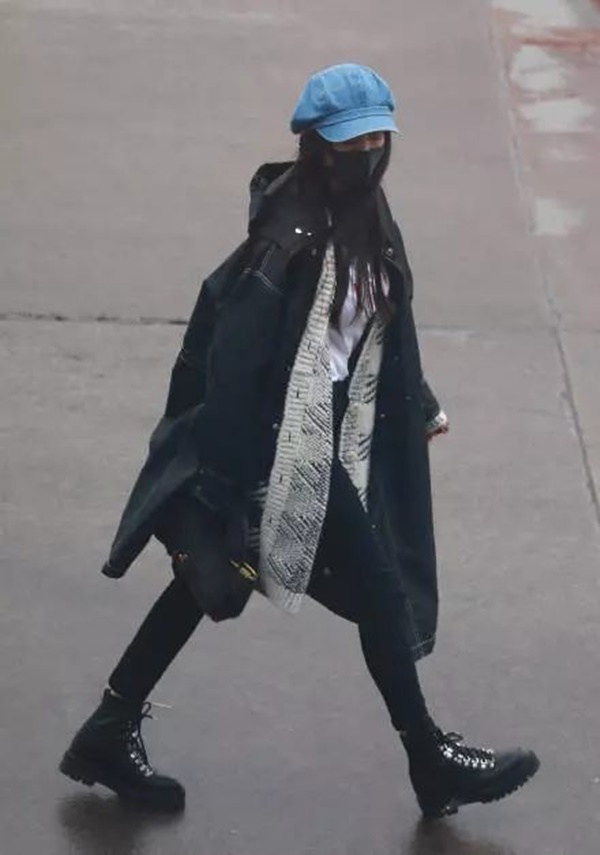 Con gái Dương Mịch lộ mặt sau khi cha mẹ ly hôn và biểu cảm của cô bé gây chú ý lớn-1