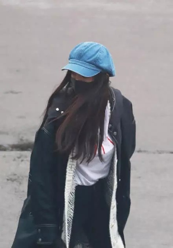 Con gái Dương Mịch lộ mặt sau khi cha mẹ ly hôn và biểu cảm của cô bé gây chú ý lớn-2