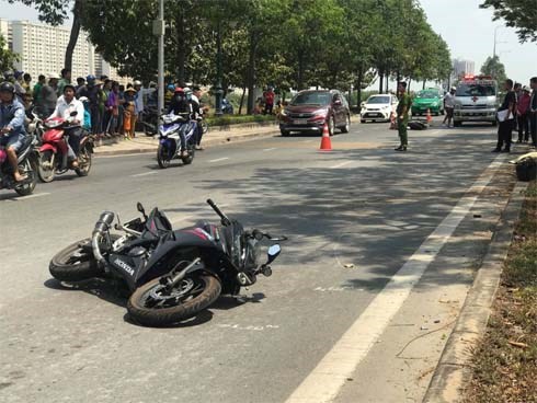 TP. HCM: Va chạm với xe máy, nam thanh niên 25 tuổi lái mô tô văng vào lề đường tử vong tại chỗ