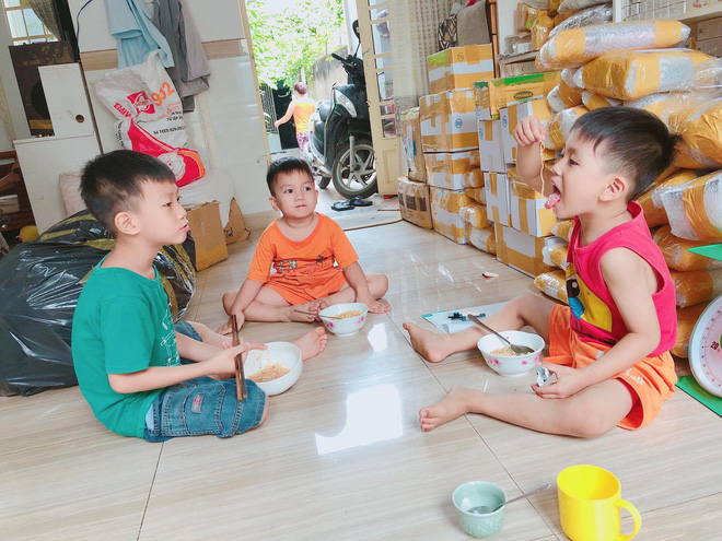 Chụp ảnh bên 5 đứa trẻ, bà mẹ 9x bỗng thành người mượn con hàng xóm câu like và sự thật đằng sau-3