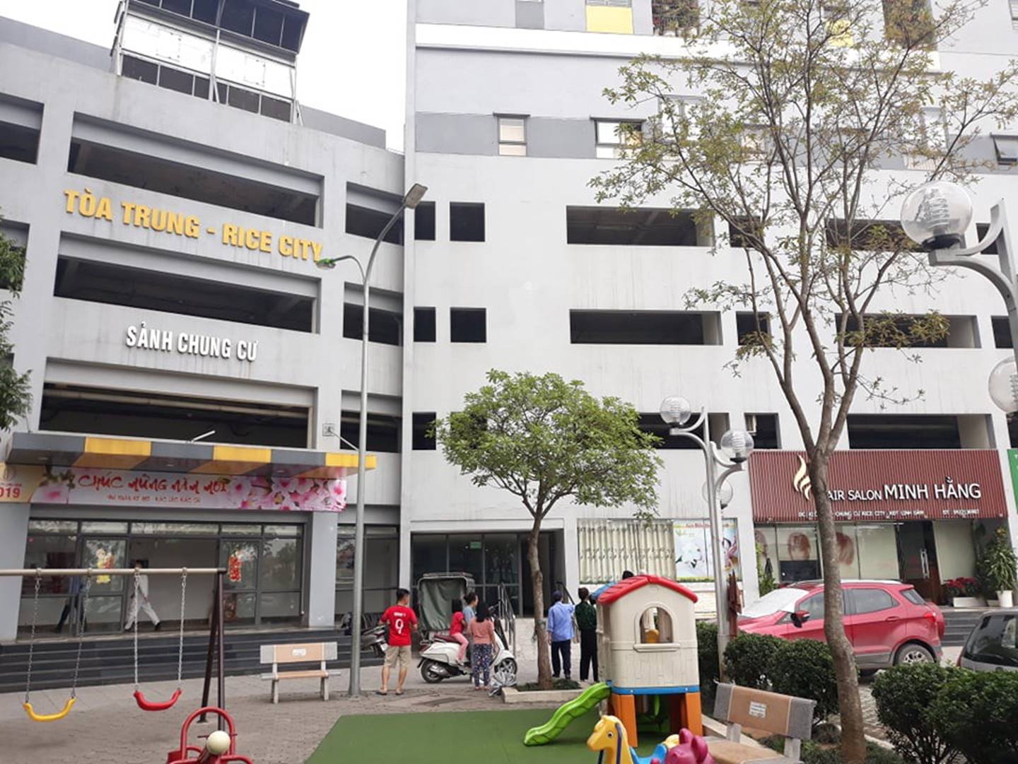 Hà Nội: Bé trai khoảng 5 tuổi rơi từ tầng cao chung cư xuống đất, tử vong thương tâm-1