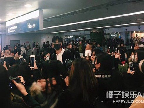 Sốc với chiêu trò mua bán thông tin sao Cbiz công khai trên MXH: Muốn đi máy bay cùng idol thì có khó gì?