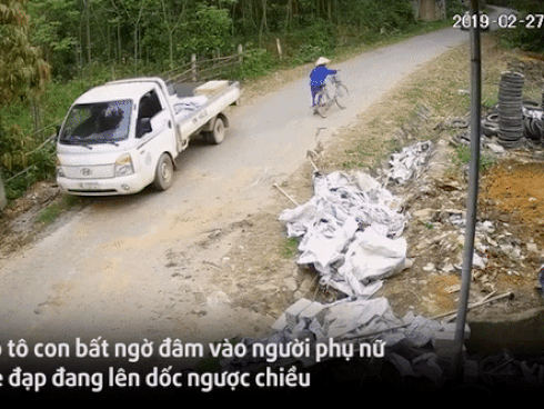 Ô tô đâm văng người phụ nữ đang dắt xe đạp lên dốc