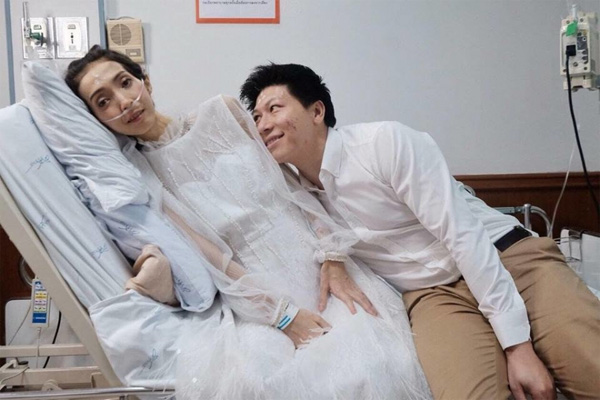 Trước khi bạn gái ra đi” vĩnh viễn, chàng trai đã quyết định kết hôn ngay trên giường bệnh-2