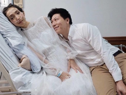 Trước khi bạn gái “ra đi” vĩnh viễn, chàng trai đã quyết định kết hôn ngay trên giường bệnh