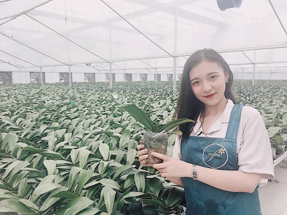 Chỉn chu, giản dị khi lên sóng nhưng ngoài đời nữ MC trẻ nhất VTV lại gợi cảm thế này-2