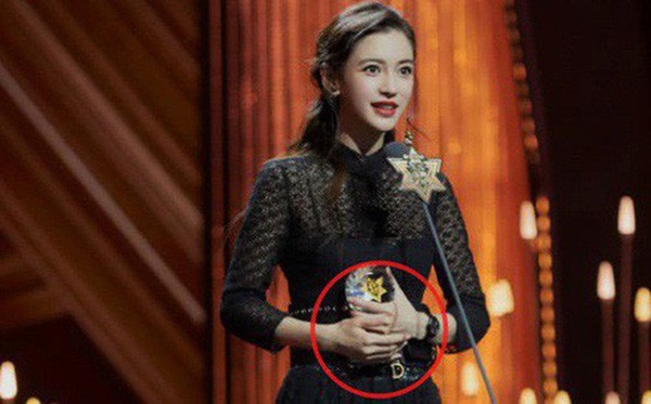 Cuối cùng Angela Baby đã chịu đeo nhẫn cưới, khẳng định cuộc hôn nhân với Huỳnh Hiểu Minh vẫn hạnh phúc-1