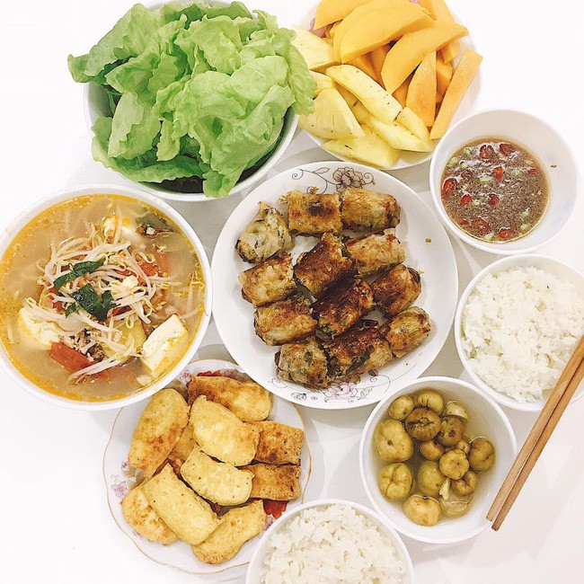 Chồng chủ động xin vợ 70k đi chợ, về làm mâm cơm trưa ngon lành nhưng yêu cầu của anh mới khiến ai nấy cười bò-2