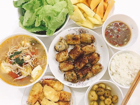 Chồng chủ động xin vợ 70k đi chợ, về làm mâm cơm trưa ngon lành nhưng yêu cầu của anh mới khiến ai nấy cười bò