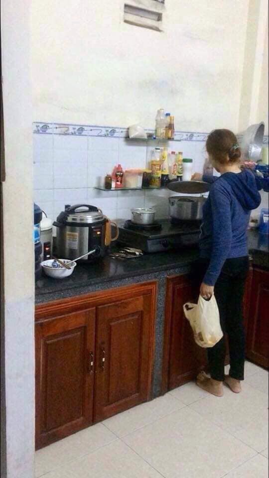 Đang nấu cơm trong bếp, người phụ nữ khóc thét lao ra ngoài khi mở nắp vung nồi ra-1
