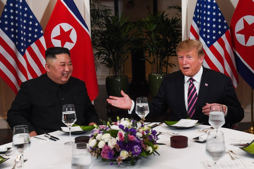 Chó nghiệp vụ, đầu bếp riêng và người thử đồ ăn cho hai ông Trump, Kim-2