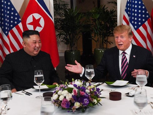 Chó nghiệp vụ, đầu bếp riêng và người thử đồ ăn cho hai ông Trump, Kim