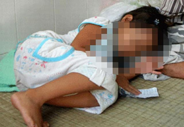 Bị cưỡng hiếp đến mang bầu lại uống thuốc thúc đẩy thai kỳ, bé gái 11 tuổi phải làm mẹ-1