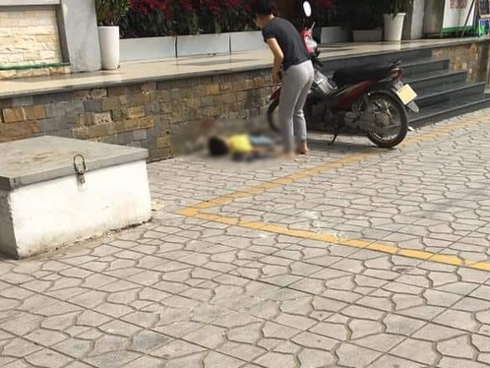 Video: Rơi từ tầng 5 xuống đất, bé trai vẫn ngồi dậy như thường-3