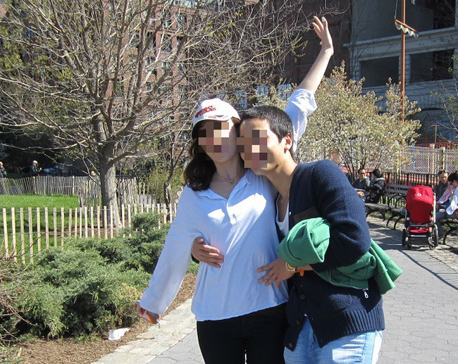 Chưa đến mùng 8/3 mà anh chồng này đã chơi lớn khi phân thân 2 vai: Đưa tình nhân đi Thái vẫn không quên mua quà tặng vợ-1