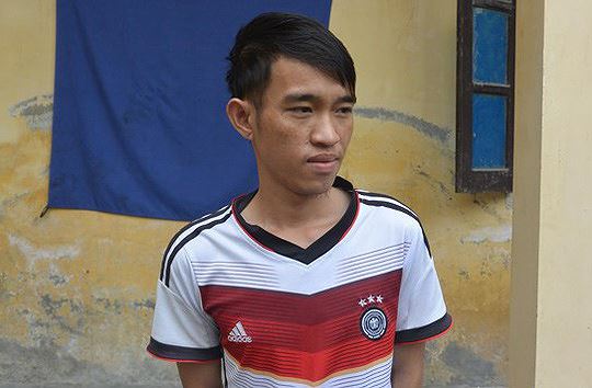 Chở vợ đi trên đường, chồng rút dao đâm thủng bụng vợ vì cãi vã-1