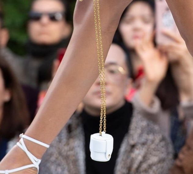 Túi xách nhỏ bằng bao diêm giá gần 12 triệu: Chả biết dùng làm gì-4