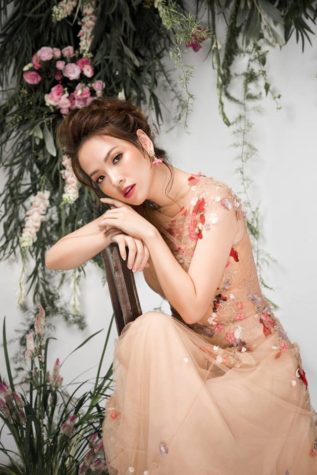 Bà mẹ 2 con Đan Lê đẹp như nữ thần với váy ren thêu hoa-1