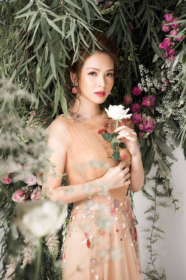 Bà mẹ 2 con Đan Lê đẹp như nữ thần với váy ren thêu hoa-4