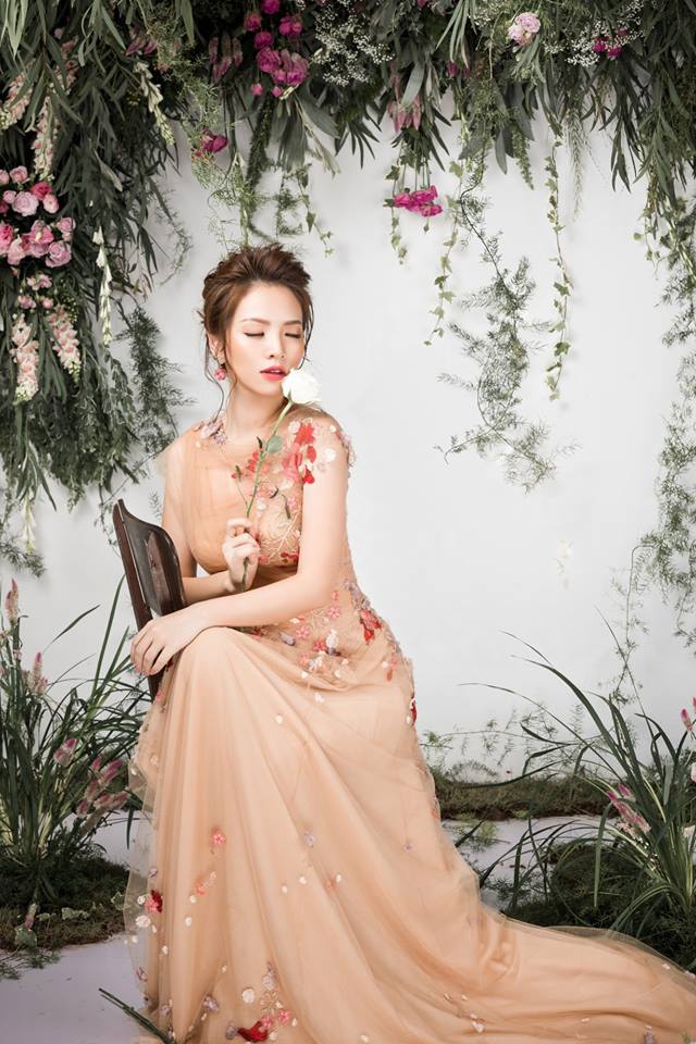 Bà mẹ 2 con Đan Lê đẹp như nữ thần với váy ren thêu hoa-5