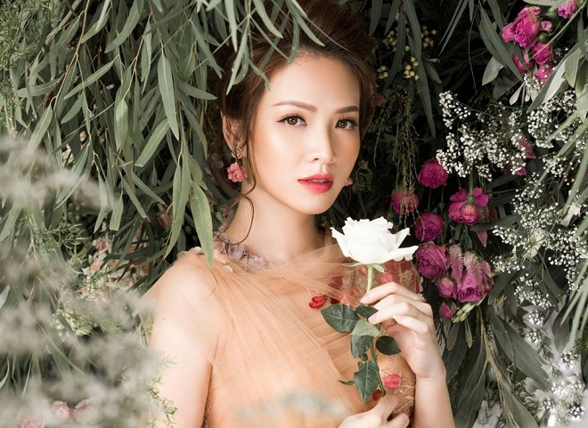 Bà mẹ 2 con Đan Lê đẹp như nữ thần với váy ren thêu hoa-7