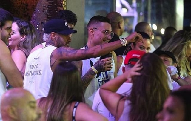 Nghỉ thi đấu do chấn thương, Neymar tranh thủ quẩy tới bến” cùng nàng ca sĩ xinh đẹp-1