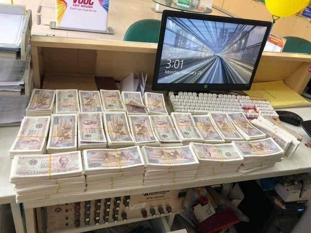 Chồng mang thùng tiền lẻ đi mua điện thoại 23 triệu tặng vợ ngày 8/3, cả cửa hàng được phen choáng váng vì đếm tiền mỏi tay.-1