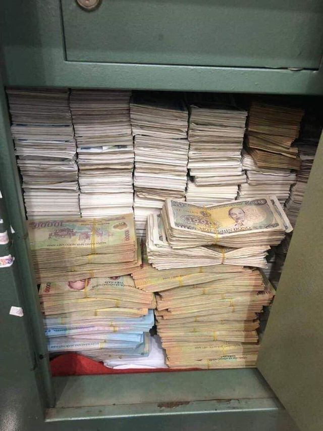 Chồng mang thùng tiền lẻ đi mua điện thoại 23 triệu tặng vợ ngày 8/3, cả cửa hàng được phen choáng váng vì đếm tiền mỏi tay.-3