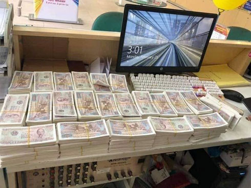 Anh chàng mang 100.000 tờ tiền lẻ 2.000 đồng xếp kín 3 thùng gửi tiết kiệm-5