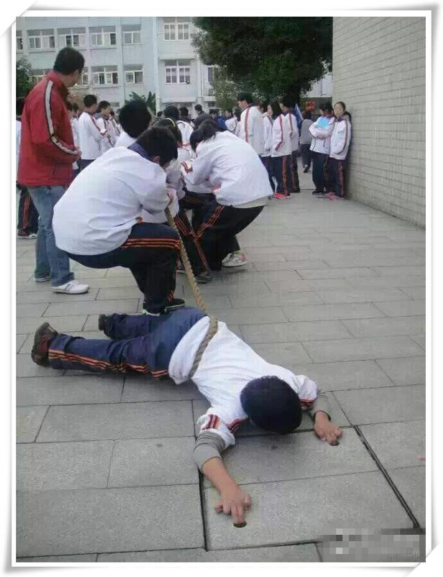 Cười không ngậm miệng được khi xem học sinh thi kéo co: lăn lê bò toài, kéo nhau đến bật cả nền sân-2