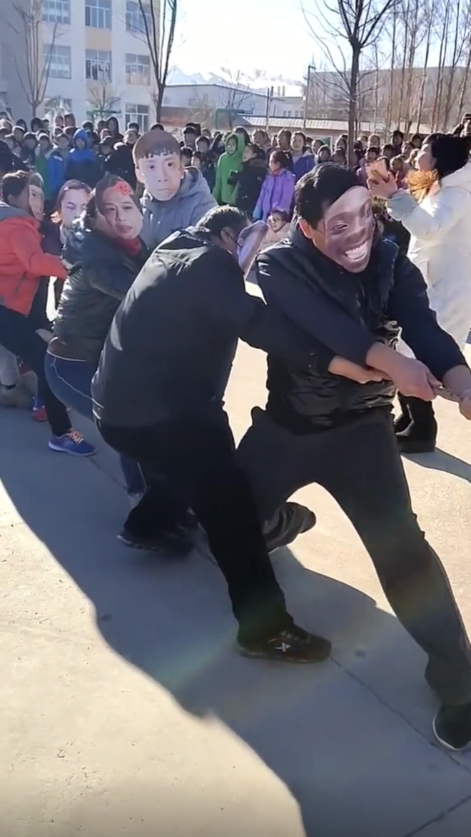 Cười không ngậm miệng được khi xem học sinh thi kéo co: lăn lê bò toài, kéo nhau đến bật cả nền sân-10