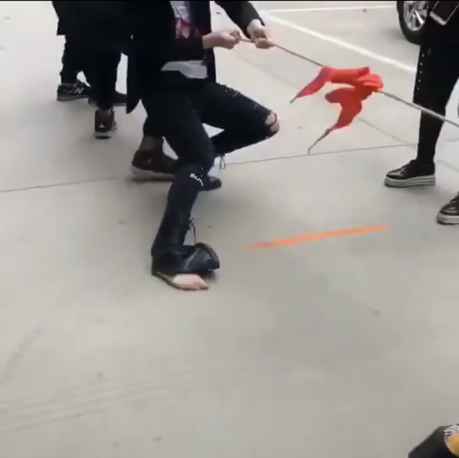 Cười không ngậm miệng được khi xem học sinh thi kéo co: lăn lê bò toài, kéo nhau đến bật cả nền sân-12