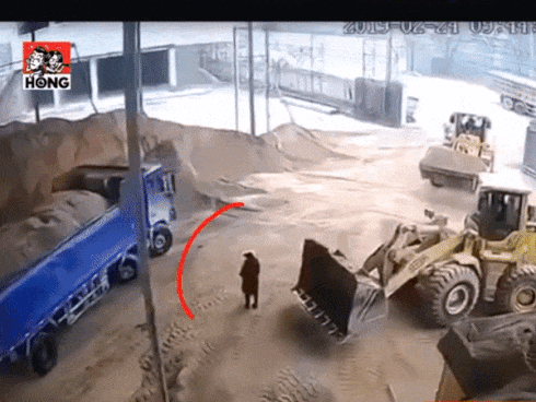 Clip sốc: Người phụ nữ bị máy xúc vào xe trộn bê tông