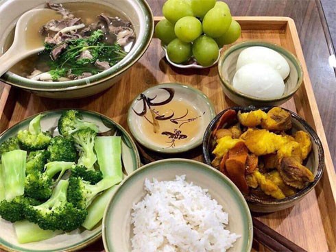 Khoe cơm cữ mẹ chồng