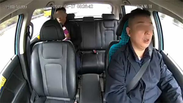 Clip: Khoảnh khắc tài xế taxi công nghệ ngủ gật dẫn đến tai nạn kinh hoàng-1