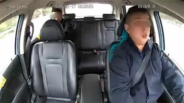 Clip: Khoảnh khắc tài xế taxi công nghệ ngủ gật dẫn đến tai nạn kinh hoàng-2