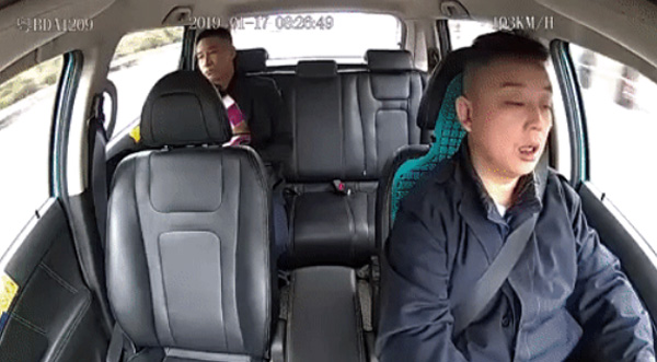 Clip: Khoảnh khắc tài xế taxi công nghệ ngủ gật dẫn đến tai nạn kinh hoàng-3